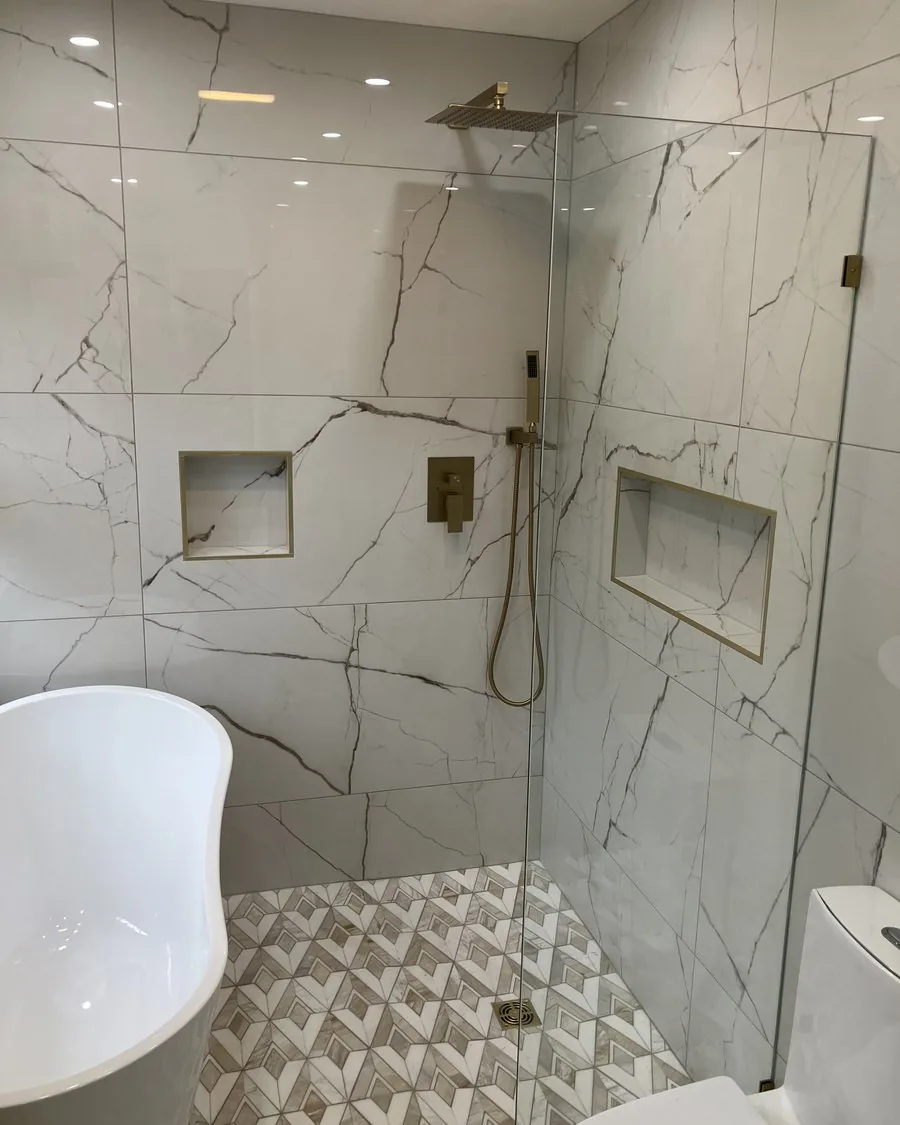 Shower glass, recessed niches and tub edge